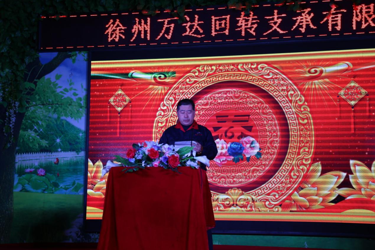 the general manager gave a speech to express his gratitude and welcome to all the guests o gerente geral fez um discurso para expressar sua gratidão e boas-vindas a todos os convidados