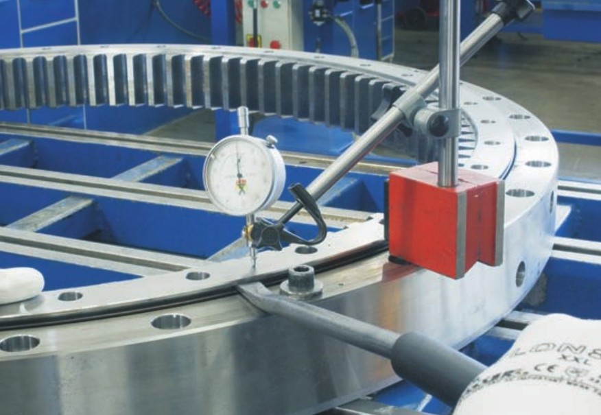 inspe&ccedil;&atilde;o da engrenagem do rolamento de giro